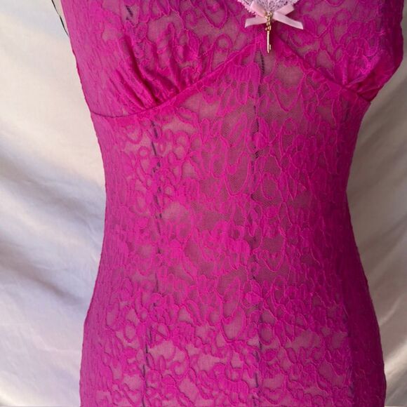 Victoria secret pink lingerie top with charm and lace detail - Picture 5 of 8